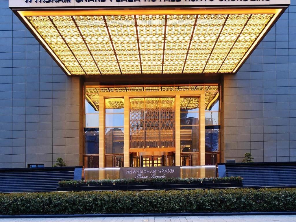Отель Wyndham Grand Plaza Royale Huayu Чунцин Экстерьер фото