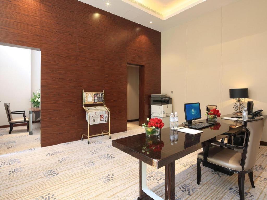 Отель Wyndham Grand Plaza Royale Huayu Чунцин Экстерьер фото