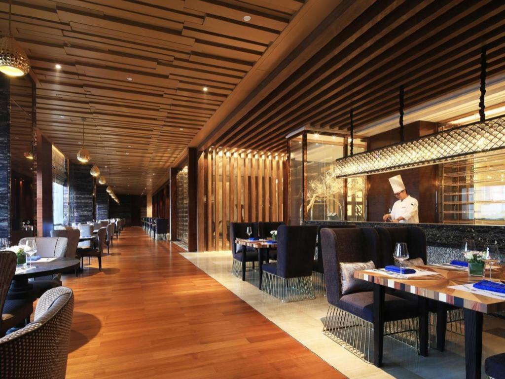 Отель Wyndham Grand Plaza Royale Huayu Чунцин Экстерьер фото