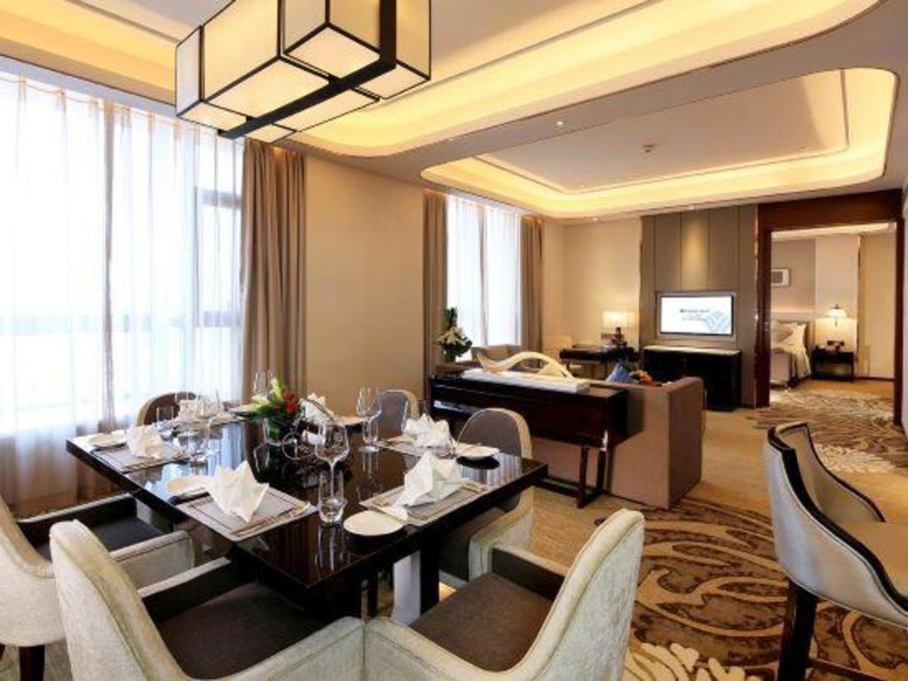 Отель Wyndham Grand Plaza Royale Huayu Чунцин Экстерьер фото