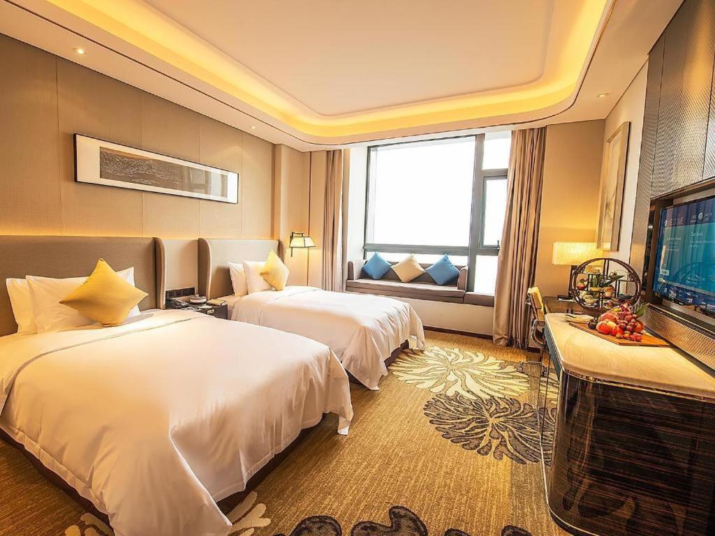 Отель Wyndham Grand Plaza Royale Huayu Чунцин Экстерьер фото