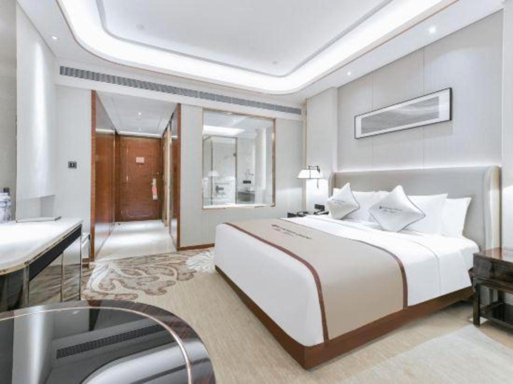 Отель Wyndham Grand Plaza Royale Huayu Чунцин Экстерьер фото