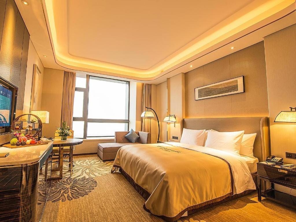 Отель Wyndham Grand Plaza Royale Huayu Чунцин Экстерьер фото