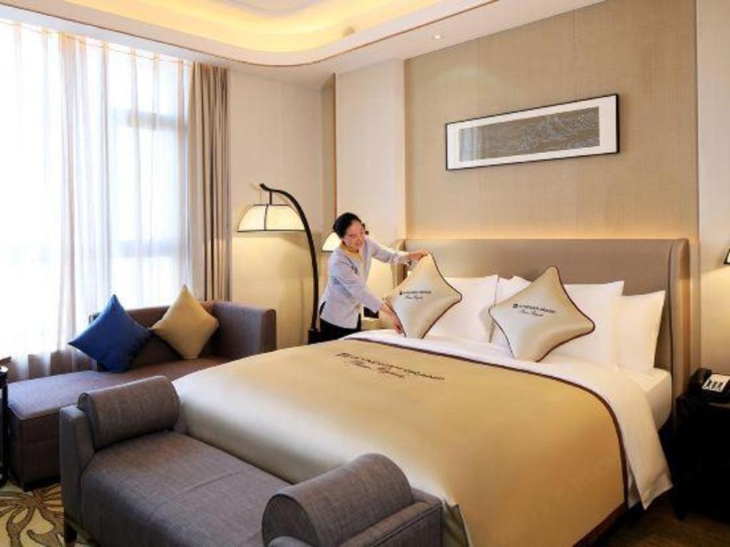 Отель Wyndham Grand Plaza Royale Huayu Чунцин Экстерьер фото