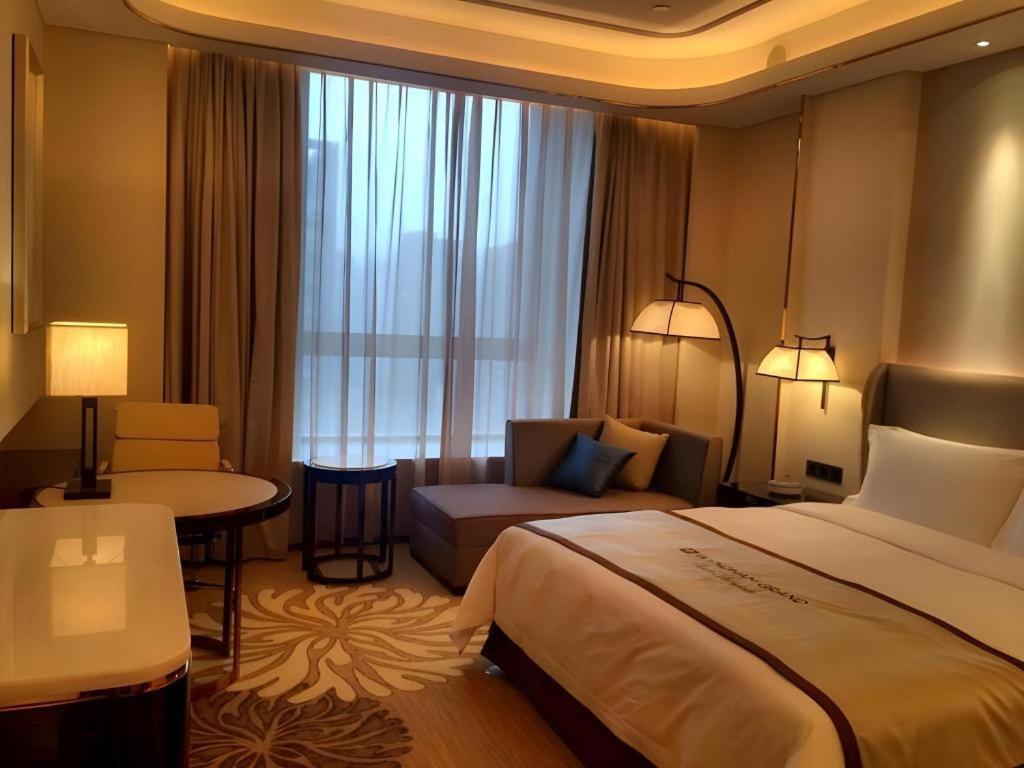 Отель Wyndham Grand Plaza Royale Huayu Чунцин Экстерьер фото