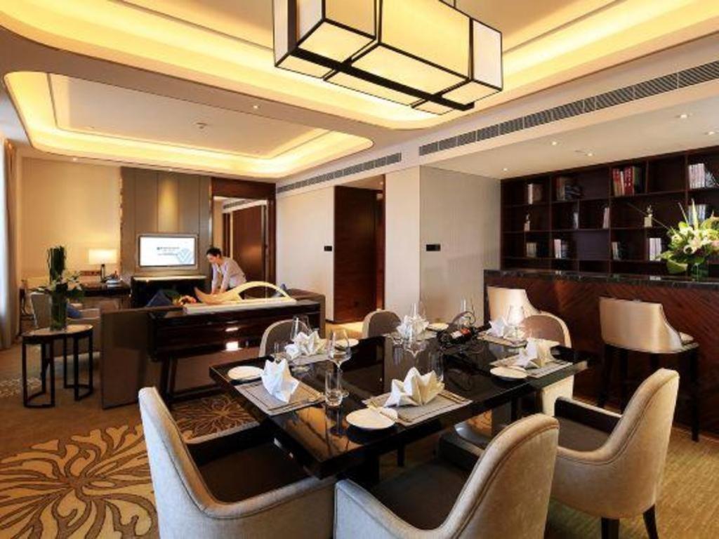 Отель Wyndham Grand Plaza Royale Huayu Чунцин Экстерьер фото