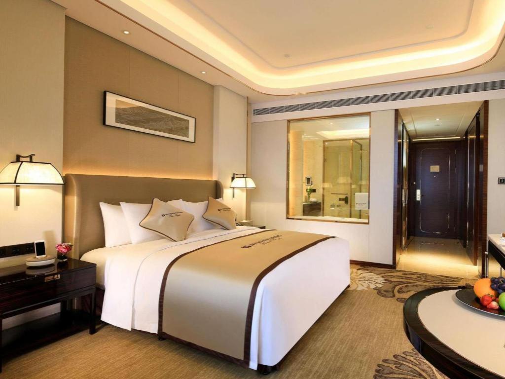 Отель Wyndham Grand Plaza Royale Huayu Чунцин Экстерьер фото