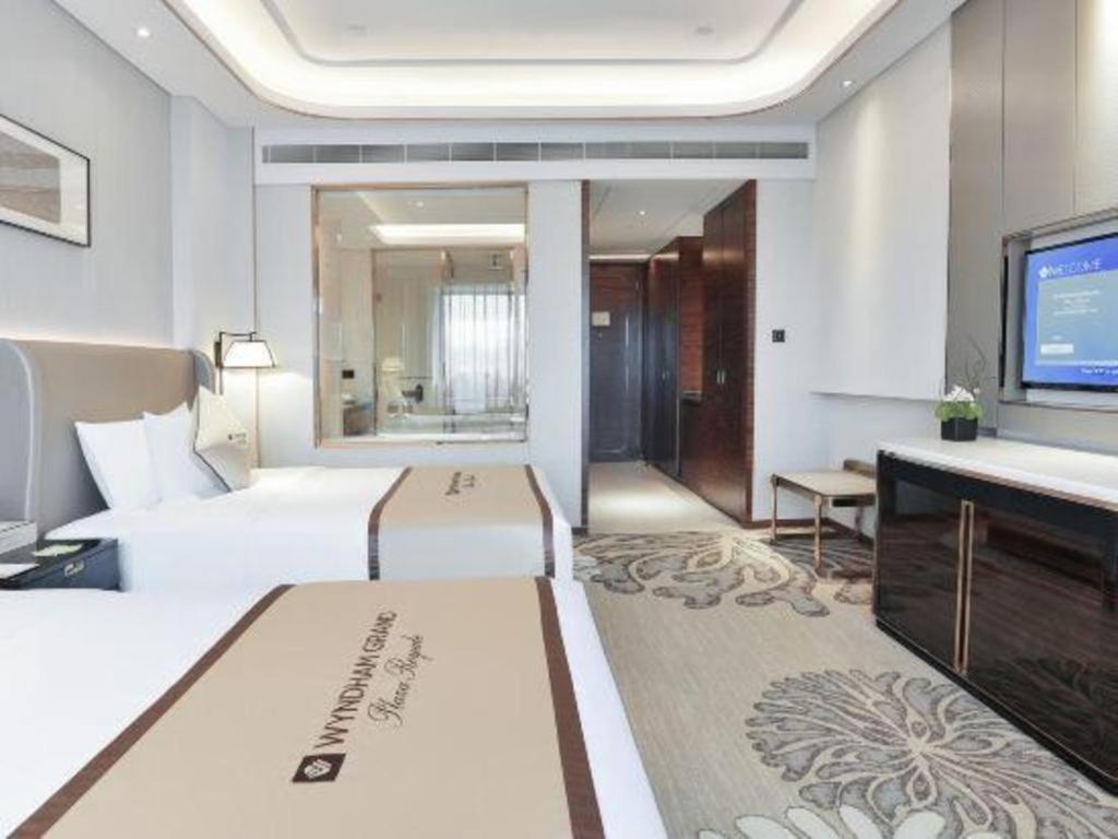 Отель Wyndham Grand Plaza Royale Huayu Чунцин Экстерьер фото