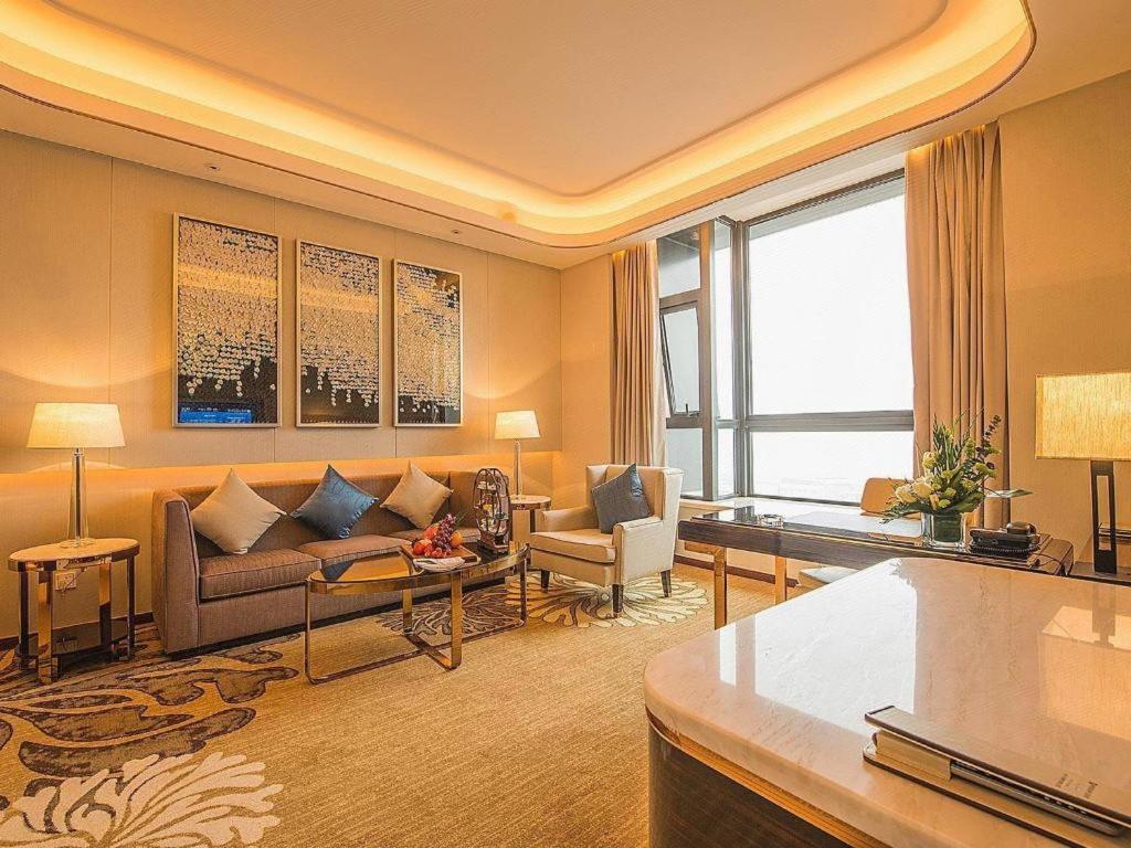 Отель Wyndham Grand Plaza Royale Huayu Чунцин Экстерьер фото