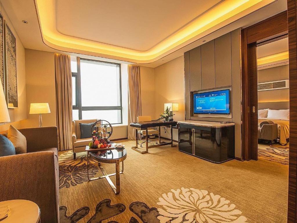 Отель Wyndham Grand Plaza Royale Huayu Чунцин Экстерьер фото