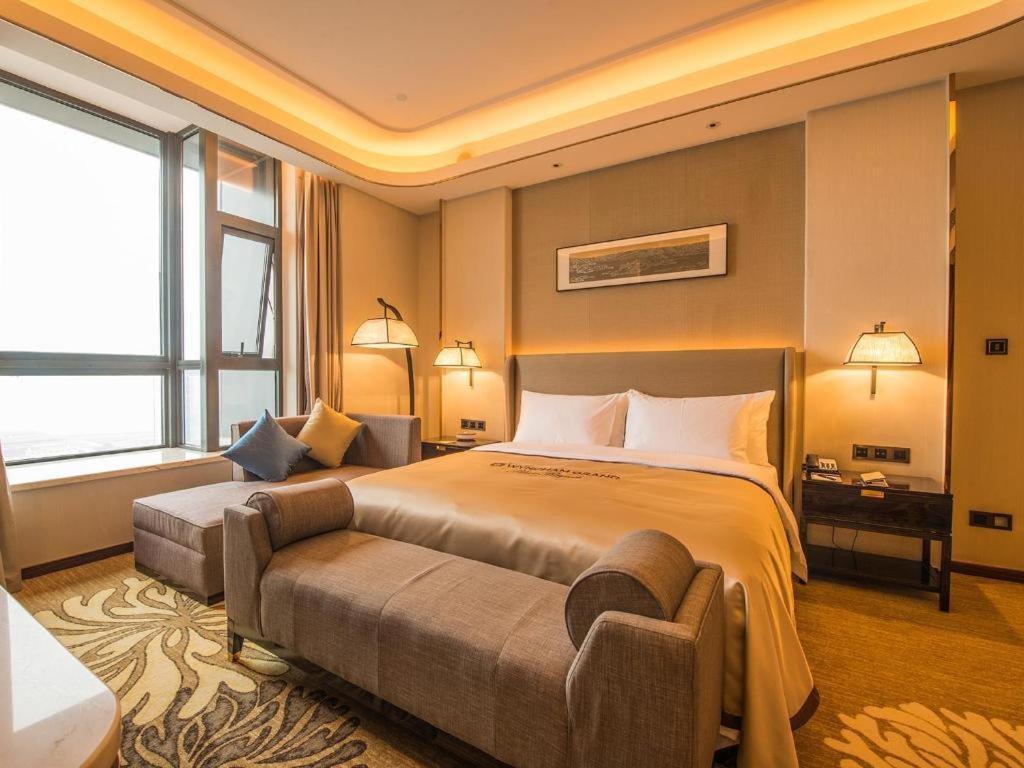 Отель Wyndham Grand Plaza Royale Huayu Чунцин Экстерьер фото
