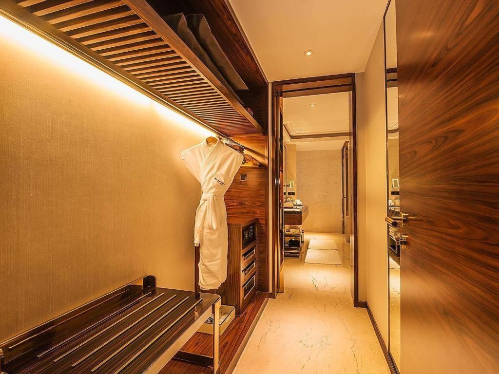 Отель Wyndham Grand Plaza Royale Huayu Чунцин Экстерьер фото