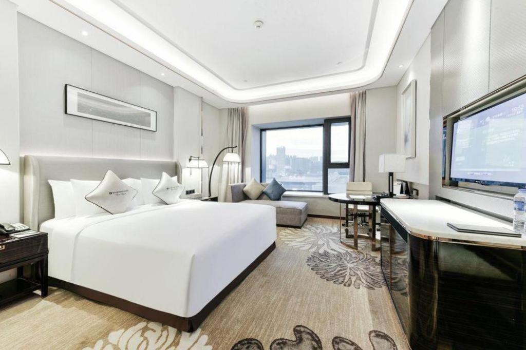 Отель Wyndham Grand Plaza Royale Huayu Чунцин Экстерьер фото