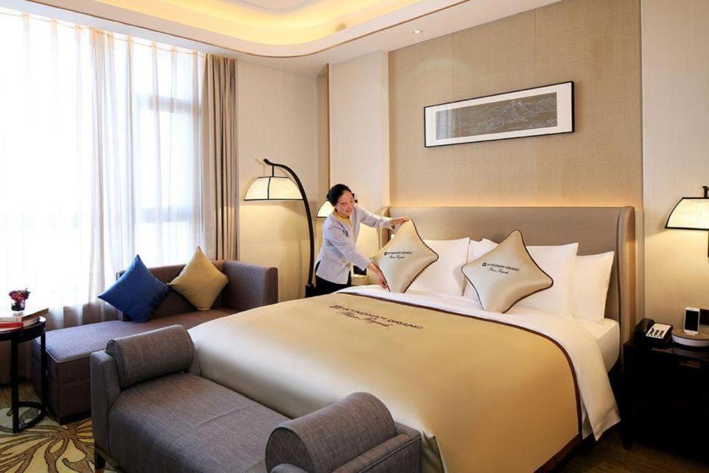 Отель Wyndham Grand Plaza Royale Huayu Чунцин Экстерьер фото