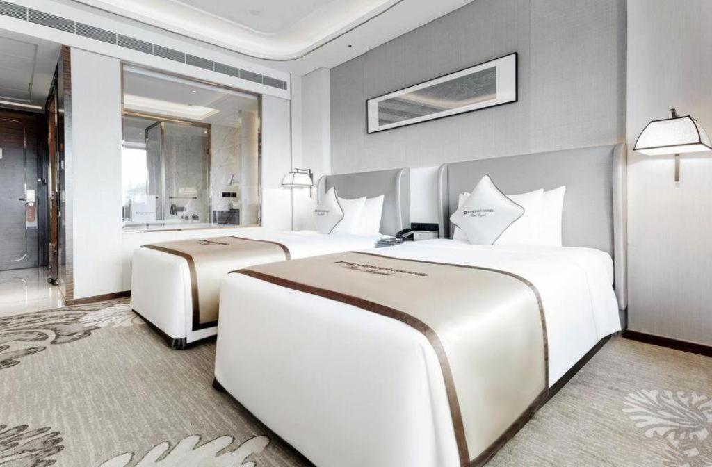 Отель Wyndham Grand Plaza Royale Huayu Чунцин Экстерьер фото