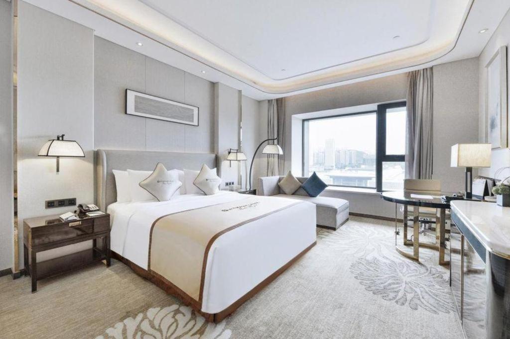 Отель Wyndham Grand Plaza Royale Huayu Чунцин Экстерьер фото