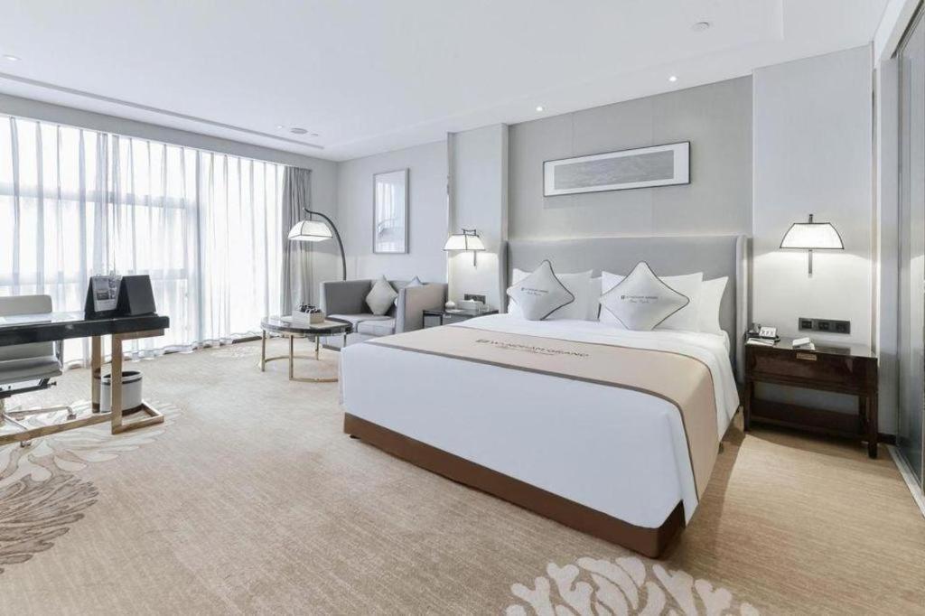 Отель Wyndham Grand Plaza Royale Huayu Чунцин Экстерьер фото
